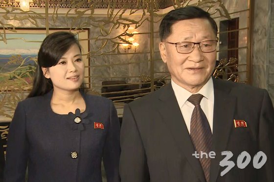 15일 판문점 북측 지역인 통일각에서 열린 평창 동계올림픽 북한 예술단 파견 논의를 위한 실무접촉 전체회의에서 북측대표단으로 참석한 권혁봉 문화성 예술공연운영국 국장(오른쪽)과 현송월 모란봉악단 단장이 회담장에 입장하고 있다. (통일부 제공) /사진=뉴스1