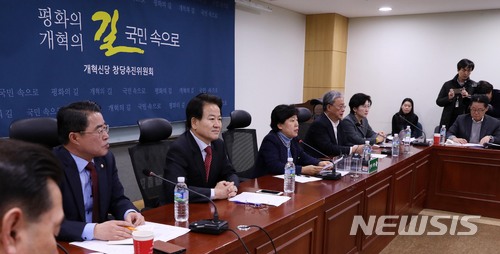 【서울=뉴시스】홍효식 기자 = 조배숙(왼쪽 셋째) 국민의당지키기운동본부 대표가 19일 오전 서울 여의도 국회 의원회관 제9간담회실에서 열린 국민의당 지키기 운동본부 전체회의에 참석해 모두발언을 하고 있다. 왼쪽부터 최경환, 정동영, 조배숙, 유성엽 의원, 박주현 최고위원, 박지원 전 대표. 이날 조 대표는 "안철수의 새 정치는 썩은 정치"라며, 비례대표 전체 출당 제안을 했다. 2018.01.19. yesphoto@newsis.com