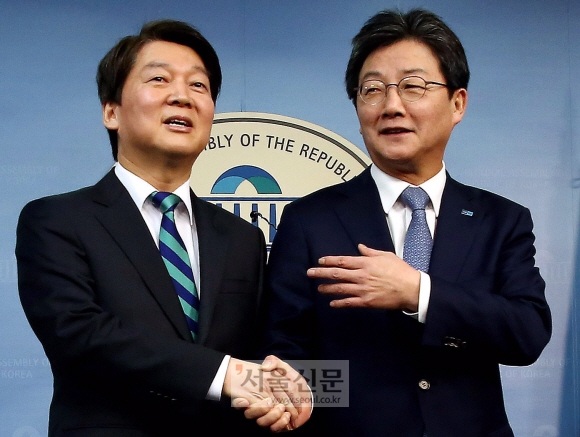 안철수(왼쪽) 국민의당 대표와 유승민 바른정당 대표가 18일 국회 정론관에서 기자회견을 열어 ‘통합개혁신당’(가칭) 출범을 공식 선언한 뒤 악수하고 있다.이종원 선임기자 jongwon@seoul.co.kr