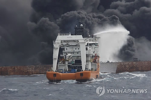 유조선 '상치'호 기름 유출 비상…사고지점 13km까지 이미 퍼져 (홍콩 EPA=연합뉴스) 중국 동부 해상에서 화물선과 충돌한 이란국영유조선 소속 유조선 '상치'호에서 화재가 발생하자 12일(현지시간) 진화작업이 진행되고 있다. 홍콩 사우스차이나모닝포스트(SCMP)는 16일 상치호가 14일 폭발과 함께 침몰했지만 상치호에서 유출된 기름이 현재 사고 발생 지점에서 길이 13㎞, 너비 11㎞에 이르는 해역까지 퍼져 나갔다며 한국이나 일본 오키나와 등 주변국 해안으로까지 확산할 수 있다고 경고했다.      ymarshal@yna.co.kr