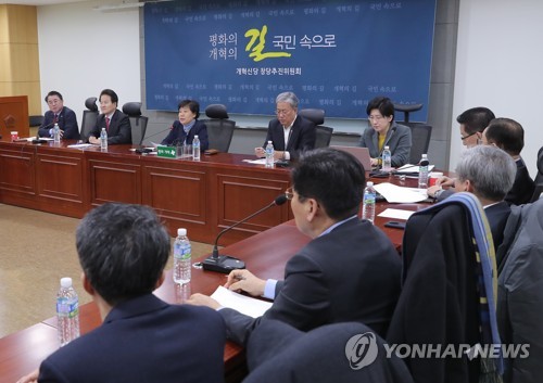 발언하는 조배숙 (서울=연합뉴스) 이정훈 기자 = 통합반대파인 국민의당지키기운동본부 조배숙 대표가 19일 오전 국회 의원회관에서 열린 전체회의에서 발언하고 있다. 2018.1.19      uwg806@yna.co.kr