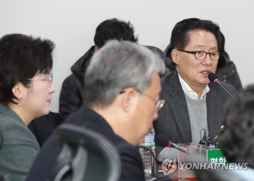 박지원 "우리는 반대파 아닌 국민의당 사수파" (서울=연합뉴스) 이정훈 기자 = 통합반대파인 국민의당지키기운동본부 박지원 의원이 19일 오전 국회 의원회관에서 열린 전체회의에서 발언하고 있다. 2018.1.19      uwg806@yna.co.kr