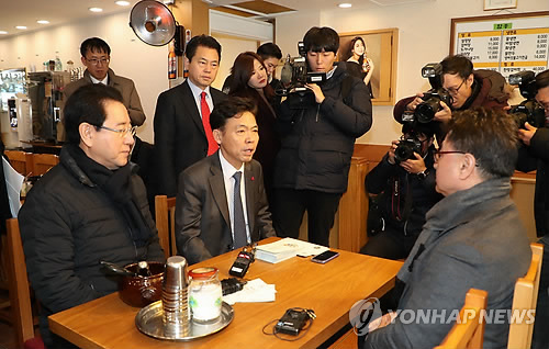 외식업체 현장 의견 듣는 홍장표-김영록 (서울=연합뉴스) 김주형 기자 = 홍장표 청와대 경제수석과 김영록 농림축산식품부 장관(왼쪽)이 19일 오전 저임금 인상의 필요성과 일자리 안정자금 등의 홍보를 위해 서울 중구 신당동 식당가를 방문해 상인과 대화를 나누고 있다.     kjhpress@yna.co.kr