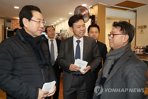 '외식업체 현장의 의견은?' (서울=연합뉴스) 김주형 기자 = 홍장표 청와대 경제수석과 김영록 농림축산식품부 장관이 19일 오전 저임금 인상의 필요성과 일자리 안정자금 등의 홍보를 위해 서울 중구 신당동 식당가를 방문해 상인들과 대화를 나누고 있다.     kjhpress@yna.co.kr