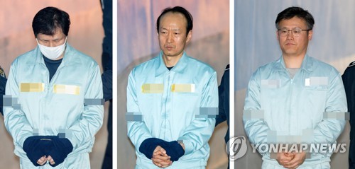 '문고리 3인방' 안봉근·이재만·정호성 '법정 출석' (서울=연합뉴스) 윤동진 기자 = 문고리 3인방 안봉근(왼쪽부터) 전 청와대 비서관, 이재만 전 청와대 비서관, 정호성 전 청와대 부속비서관이 19일 오후 서초구 서울중앙지법에서 열린 박근혜 전 대통령의 '국정농단' 관련 속행공판에 출석하기 위해 호송차에서 내려 법정으로 향하고 있다. 2018.1.19      mon@yna.co.kr