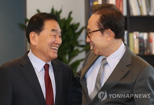 이재오, 이명박 전대통령 예방 (서울=연합뉴스) 서명곤 기자 = 늘푸른한국당 대선후보인 이재오 공동대표(왼쪽)가 22일 오전 서울 강남구  이명박 전 대통령 사무실을 방문해, 이 전 대통령과 대화하고 있다.    2017.3.22      seephoto@yna.co.kr