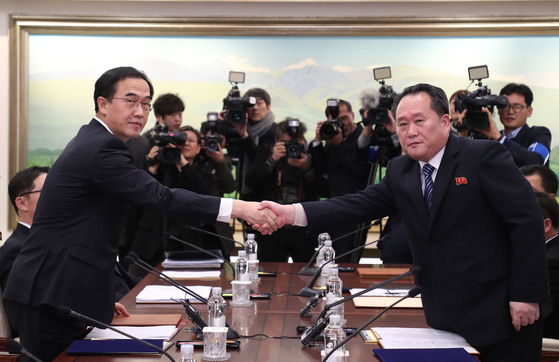 조명균 통일부 장관(왼쪽)과 이선권 조국평화통일위원회 위원장. [사진공동취재단]
