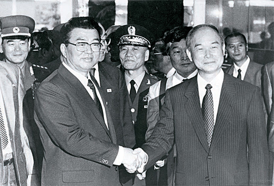 1990년 남북 고위급 회담에서 악수하는 남측 강영훈(오른쪽) 총리와 북측 연형묵 총리. [중앙포토]