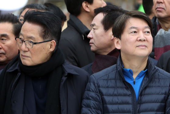 지난 7일 국민의당 박지원 전 대표(왼쪽), 안철수 대표가 전남 여수세계박람회장에서 열린 여수마라톤대회 개막식에 참석해 서로 다른 곳을 바라보고 있다. [연합뉴스]