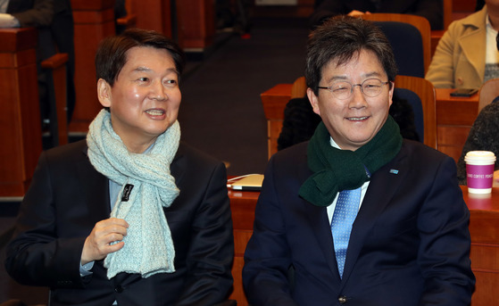 안철수 국민의당 대표(왼쪽)와 유승민 바른정당 대표가 19일 국회 헌정기념관에서 열린 토크콘서트 '청년이 미래다'에 나란히 참석했다. 강정현 기자