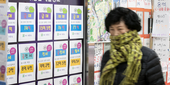 정부의 부동산 대책에도 불구하고 서울 집값이 상승세를 이어가고 있다. 19일 부동산 114에 따르면 이번주 서울 아파트 매매가격은 0.53% 상승했으며 특히 송파구와 강동구는 1% 넘게 오르며 고공행진을 지속하고 있다. 또한 지난해 서울 재건축 아파트 가격은 약 12% 상승하며 일반 아파트의 상승률(7.2%)을 뛰어넘었다. 이에 정부는 추가대책으로 현재 준공 후 30년인 재건축 연한을 재검토하고 있다. 사진은 19일 오후 서울 송파구의 한 부동산중개업소 밀집 지역에 붙어있는 전세와 매매 시세 전단. 2018.1.19/뉴스1 © News1 이승배 기자