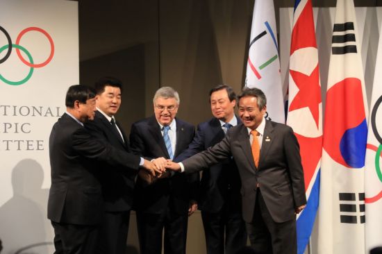 왼쪽부터)이희범 평창동계올림픽조직위원장, 김일국 북한 체육상, 토마스 바흐 IOC 위원장, 도종환 문화체육관광부 장관, 이기흥 대한체육회장 겸 대한올림픽위원장[이미지출처=연합뉴스]