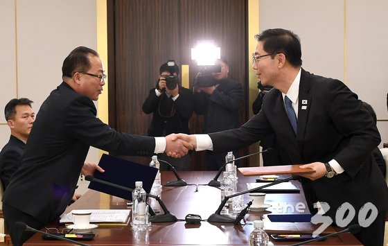 17일 경기도 파주시 판문점 남측 평화의 집에서 열린 남북 실무회담 전체회의에서 우리측 천해성 통일부 차관(오른쪽)과 북측 전종수 조국평화통일위원회 부위원장이 악수하고 있다. /사진=뉴스1