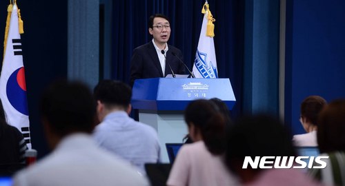 【서울=뉴시스】전신 기자 = 윤영찬 국민소통수석. 2017.08.02. photo1006@newsis.com <저작권자ⓒ 공감언론 뉴시스통신사. 무단전재-재배포 금지.>