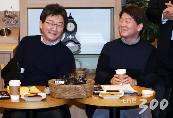 통합 행보 중인 안철수 국민의당 대표와 유승민 바른정당 대표가 21일 서울 여의도의 한 카페에서 열린 공동 기자간담회에서 환하게 웃음짓고 있다. 2018.1.21/뉴스1 <저작권자 © 뉴스1코리아, 무단전재 및 재배포 금지>