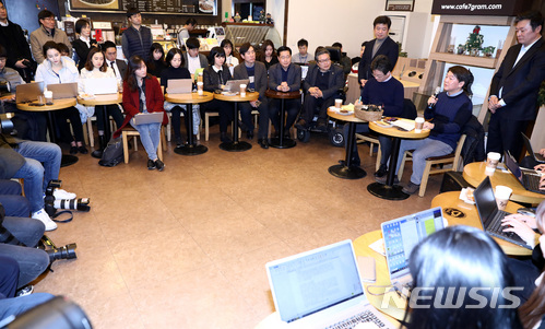 【서울=뉴시스】이영환 기자 = 당 통합을 선언한 국민의당 안철수, 바른정당 유승민 대표가 21일 오후 서울 영등포구 여의도의 한 카페에서 기자간담회를 하고 있다. 2018.01.21. 20hwan@newsis.com <저작권자ⓒ 공감언론 뉴시스통신사. 무단전재-재배포 금지.>