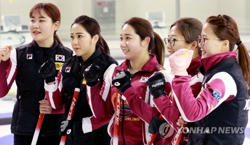 平昌宣伝駄目押し (鎭川=連合ニュース) 紅海である記者 = 2018 平昌冬期オリンピック開幕を一月よ控えて大韓民国女カーリング代表チーム選手たちが 4日忠北鎭川国家代表選手村氷上競技場で訓練を終えた後オリンピックでの宣伝の念をおしている. 左側からギムチォフィ, 金敬愛, 金英米, 金ションヨン, 金銀貞. 2018.1.9 hihong@yna.co.kr