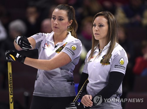 カナダ女カーリング代表チームエムマミスキュ(左)とレイチォルホモン(右)[AP=連合ニュース資料写真]