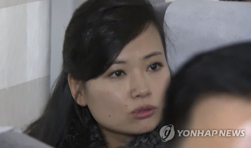 KTX에서 대화하는 현송월 (서울=연합뉴스) 현송월 삼지연 관현악단 단장 등 북한 평창 동계올림픽 예술단 공연을 위한 사전점검단이 21일 오전 서울역에서 KTX를 타고서 강릉으로 향하던 중 대화를 나누고 있다. 2018.1.21 [통일부 제공=연합뉴스]      photo@yna.co.kr
