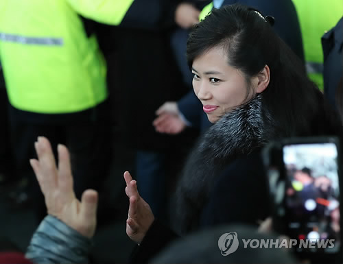 미소 보이며 손인사, 시민들에게 인사하는 현송월 (강릉=연합뉴스) 김인철 기자 = 21일 강릉역에 도착한 현송월 삼지연 관현악단 단장이 시민들의 환영이 이어지자 손을 들어 인사하고 있다. 2018.1.21 yatoya@yna.co.kr