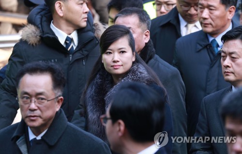 서울역 향하는 현송월 (서울=연합뉴스) 한종찬 기자 = 현송월 삼지연관현악단 단장을 비롯한 북한 예술단 사전점검단이 21일 서울역 안으로 들어서고 있다. 2018.1.21 saba@yna.co.kr