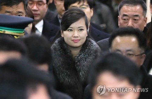 강릉 도착한 북한 예술단 사전점검단 (강릉=연합뉴스) 김인철 기자 = 현송월 삼지연관현악단 단장을 비롯한 북한 예술단 사전점검단이 21일 오후 강원 강릉역에 도착해 버스로 향하고 있다. 2018.1.21 yatoya@yna.co.kr (끝)
