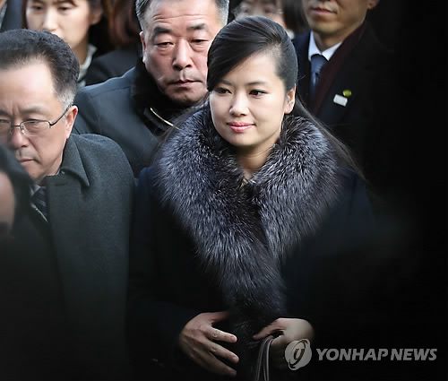 현송월 단장 강릉 아트센터 입장 (강릉=연합뉴스) 황광모 기자 = 현송월 삼지연관현악단 단장을 비롯한 북한 예술단 사전점검단이 21일 오후 강원 강릉 아트센터에 들어서고 있다. 2018.1.21 hkmpooh@yna.co.kr