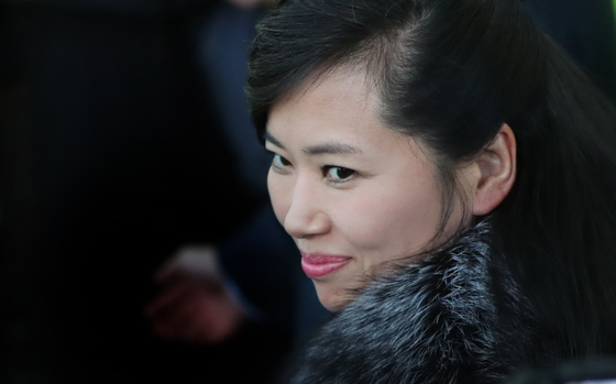 21일 강릉역에 도착한 현송월 삼지연 관현악단 단장이 환영하는 시민들을 향해 미소짓고 있다. [연합뉴스]