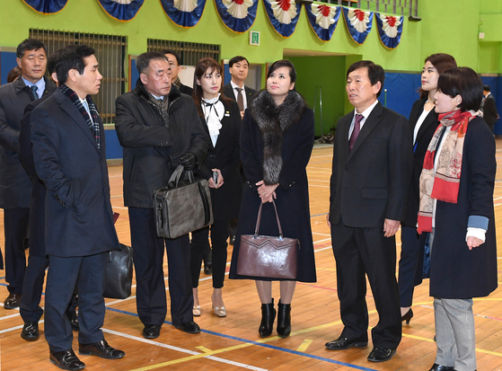 북한 예술단 사전점검단을 이끌고 방남한 현송월 삼지연관현악단장이 21일 오후 강원도 황영조체육관을 둘러보고 있다. [통일부 제공=연합뉴스]