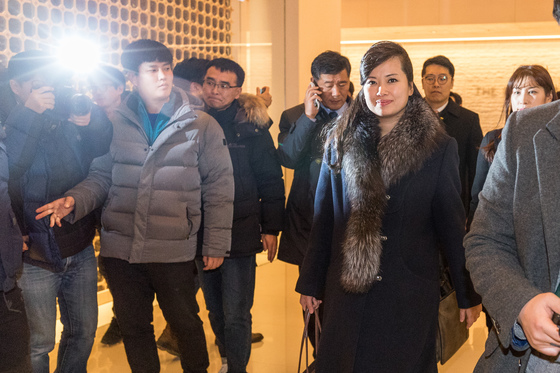 현송월 삼지연관현악단 단장이 이끄는 북한 예술단 사전점검단이 21일 강릉시내 한 호텔에서 점심식사를 마친 후 이동하고 있다. [뉴스1]