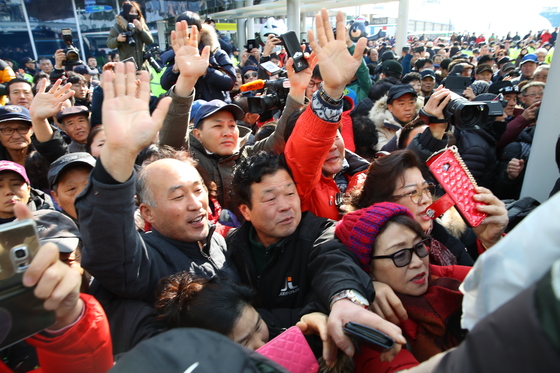 21일 강릉역에 도착한 현송월 삼지연관현악단 단장을 비롯한 북한 예술단 사전점검단을 시민들이 환영하고 있다. [연합뉴스]