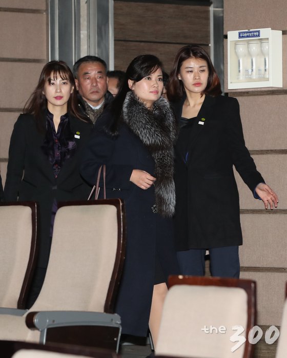 현송월 삼지연관현악단 단장이 이끄는 평창동계올림픽 북한 예술단 사전점검단이 방남 이틀째인 22일 오후 공연장 후보 시설인 서울 중구 국립극장을 방문해 해오름극장 내부를 둘러보고 있다. /사진=뉴스1