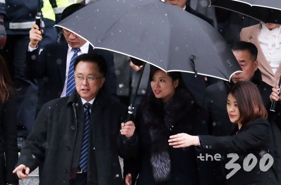 현송월 삼지연관현악단 단장이 이끄는 평창동계올림픽 북한 예술단 사전점검단이 방남 이틀째인 22일 오후 공연장 후보 시설인 서울 중구 국립극장 해오름 극장을 둘러본뒤 나서고 있다. /사진=뉴스1