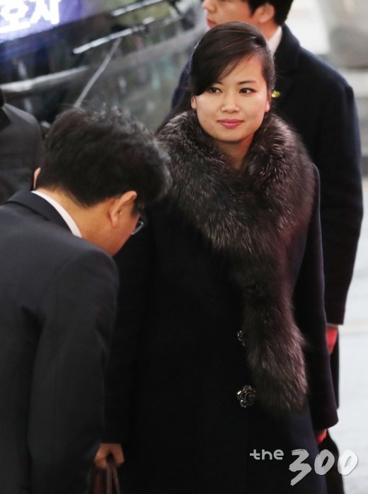 현송월 삼지연관현악단 단장이 이끄는 평창동계올림픽 북한 예술단 사전점검단이 방남 이틀째인 22일 오후 환송만찬 참석을 위해 서울 광진구 워커힐호텔에 도착하고 있다. /사진=뉴스1