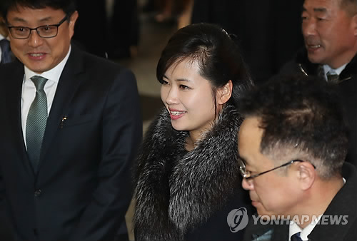 워커힐 호텔 도착한 현송월 (서울=연합뉴스) 류효림 기자 = 현송월 삼지연관현악단 단장을 비롯한 북한 예술단 사전점검단이 22일 오후 서울 광진구 워커힐 호텔로 들어서고 있다. 2018.1.22  ryousanta@yna.co.kr  (끝)
