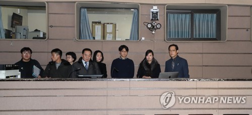 국립극장 점검하는 현송월 일행 (서울=연합뉴스) 현송월 삼지연관현악단 단장을 비롯한 북한 예술단 사전점검단이 22일 오후 서울 중구 국립극장 해오름극장 내부를 점검하고 있다. 2018.1.22 [사진공동취재단=연합뉴스]      photo@yna.co.kr