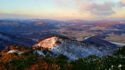 성불산 3봉에서 2봉과 1봉, 괴산 읍내를 바라보며 찍은 사진 [독자 황주용씨 제공]