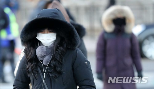 【서울=뉴시스】고범준 기자 = 전국 대부분 지역에 한파특보가 발효 중이고 서울은 올 겨울들어 가장 낮은 기온을 기록한 24일 오전 서울 종로구 세종로 세종대로사거리에서 시민들이 출근길을 서두르고 있다. 2018.01.24. bjko@newsis.com