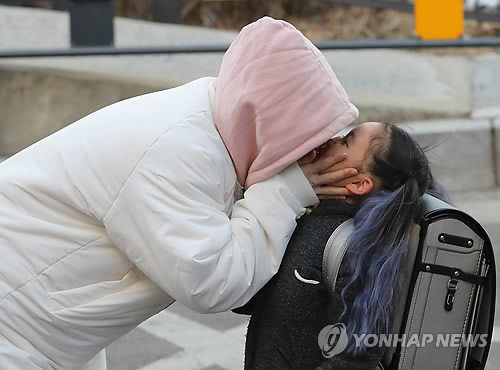 추위 녹이는 엄마의 뽀뽀 (서울=연합뉴스) 한상균 기자 = 올겨울 최강 한파가 온 24일 오전 서울 옥수동에서 개학을 맞은 초등학생이 등교 전 엄마와 뽀뽀를 하고 있다. 2018.1.24 xyz@yna.co.kr