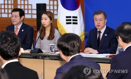 청년일자리 점검회의, 인사말하는 문 대통령 (서울=연합뉴스) 배재만 기자 = 문재인 대통령이 25일 오후 청와대에서 열린 청년일자리 점검회의를 주재하고 있다. scoop@yna.co.kr
