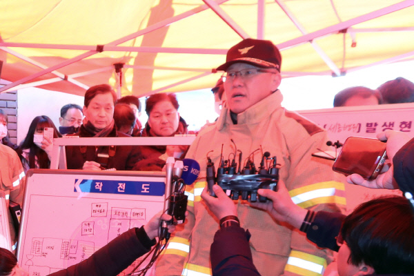 26일 오전 7시 35분쯤 경남 밀양시 밀양 세종병원에 발생한 화재에 대해 최만우 밀양소방서장이 현장 상황실에서 브리핑하고 있다. 연합뉴스