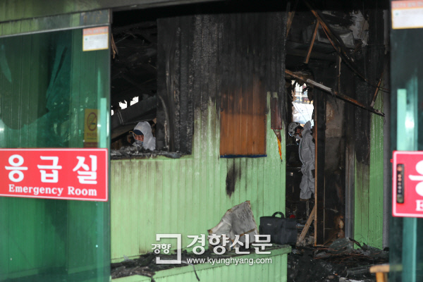 26일 대형 화재 참사가 발생한 경남 밀양시 가곡동 세종병원 화재현장에서 경찰, 국과수, 한국전기안전공사 등 관계자들이 합동감식을 하고 있다. 밀양 | 이석우 기자 foto0307@kyunghyang.com