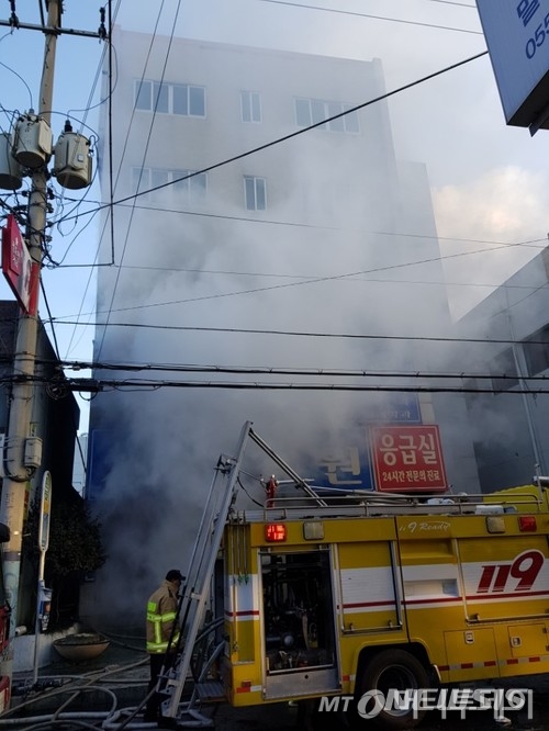 26일 오전 7시35분께 경남 밀양시 가곡동 세종병원 응급실에서 화재가 발생해 소방대원들이 화재를 진압하고 있다. 병원은 6층 건물로 100여 명의 환자가 입원해 있는 것으로 알려졌다.  /사진=뉴시스