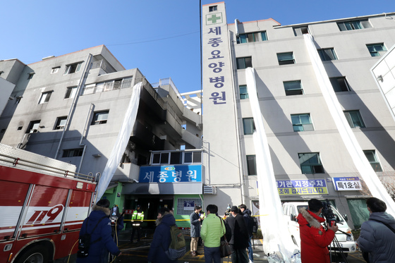 26일 오전 7시 32분쯤 대형 화재가 발생한 경남 밀양시 가곡동 세종병원. 병원 전체가 불에 타지 않았지만 많은 인명피해가 발생했다. 화재 당시 내부에서 창문을 통해 비상탈출할 때 사용된 구조대가 걸려 있다. /사진=뉴스1