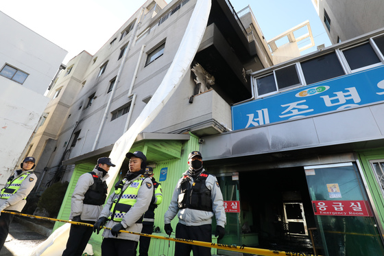 26일 오전 7시 32분쯤 대형 화재가 발생한 경남 밀양시 가곡동 세종병원 응급실 입구가 불에 타거나 그을려 있다. 내부에서 창문을 통해 비상탈출할 때 사용한 구조대가 걸쳐 있다. 2018.1.26/뉴스1  <저작권자 © 뉴스1코리아, 무단전재 및 재배포 금지>