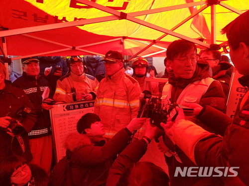 【밀양=뉴시스】민경석 기자 = 26일 오전 7시35분께 경남 밀양시 가곡동 세종병원 응급실에서 발생한 화재로 39명이 숨지고 131명이 다친 가운데 최만우 밀양소방서장이 현장 상황실에서 이번 사고와 관련해 브리핑을 하고 있다. 2018.01.26.0803mks@newsis.com