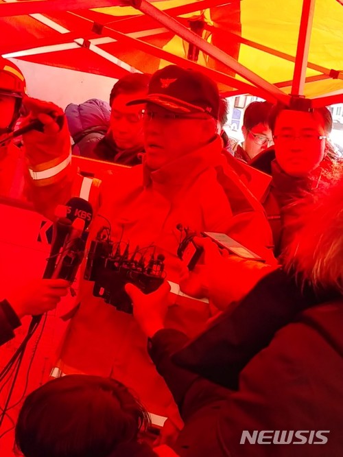 【김해=뉴시스】김상우 기자 = 26일 오전 7시35분께 경남 밀양시 가곡동 세종병원 응급실에서 발생한 화재로 39명이 숨지고 131명이 다친 가운데 최만우 밀양소방서장이 현장 상황실에서 이번 사고와 관련해 브리핑을 하고 있다. 2018.01.26.woo@newsis.com