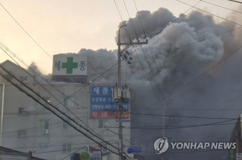 밀양 세종병원 화재, 사망자 증가 (서울=연합뉴스) 26일 오전 7시 30분께 경남 밀양시 가곡동 세종병원에서 화재가 화재가 발생, 수십명이 사망한 것으로 알져졌다. 현재 인명피해와 화재원인을 조사하고 있다. 2018.1.26 [독자 제공=연합뉴스]  jebo@yna.co.kr