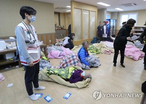 장례식장으로 대피한 요양병원 환자   (밀양=연합뉴스) 김준범 기자= 26일 오전 경남 밀양시 가곡동 세종병원에서 대형 화재 참사가 발생해 요양병원 환자가 옆 건물 장례식장으로 대피해 있다. 2018.1.26