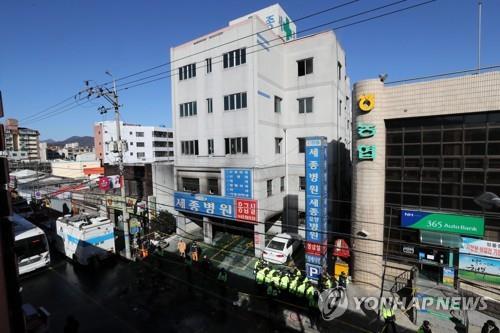 밀양 세종병원 전경 (밀양=연합뉴스) 김준범 기자= 26일 오전 대형 화재 참사가 발생한 경남 밀양시 가곡동 세종병원 화재현장 모습. 2018.1.26